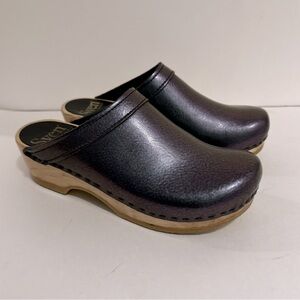 Sven Women's Leather Metallic Purple Clog